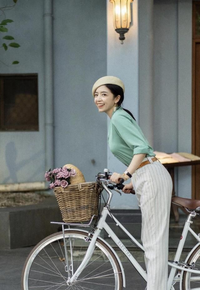  『看上去更加』“女神时尚博主”平时的穿衣搭配，淡绿色衬衣配乳白色花纹锥形裤，高級空气