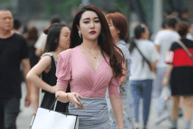 街拍：丰满的女人更能烘托出女人的成熟魅力，让性感女人更加妩媚