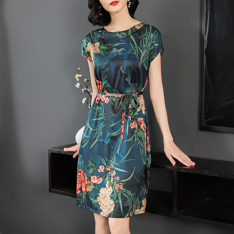 我50岁了,但我喜欢这样穿,高雅裙+尖头鞋,个个叫我美女