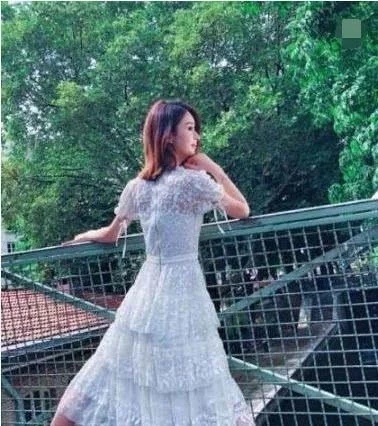 网友再次偶遇冯绍峰赵丽颖小腹凸起，想破传言却躲闪，不如大胆承