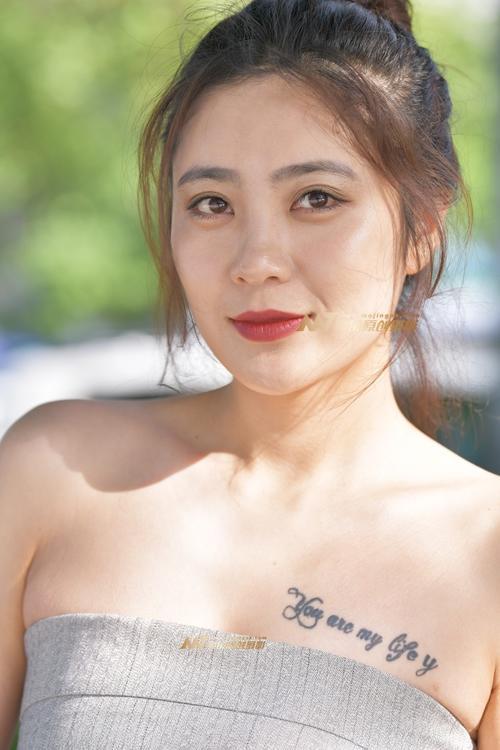 路人街拍，休闲裙裤的小姐姐，看上去很舒适