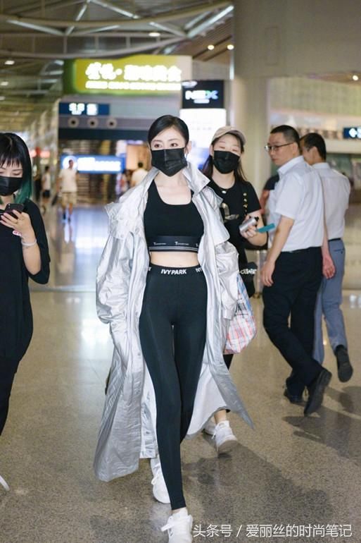 张天爱穿健身服配雨衣逛机场，腰细到哭，网友：给这个身材跪下了