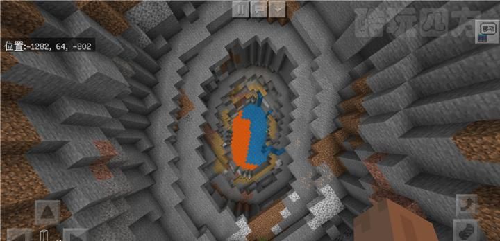 我的世界: 直通基岩的天坑峡谷? 7年老MC头回见到这样富的种子