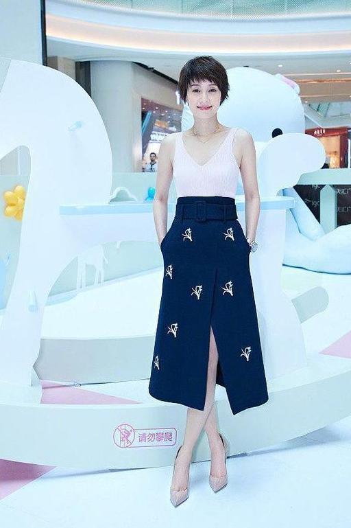42岁马伊琍穿2万块的背心裙，身材凹凸有致，“嫩”回24岁！
