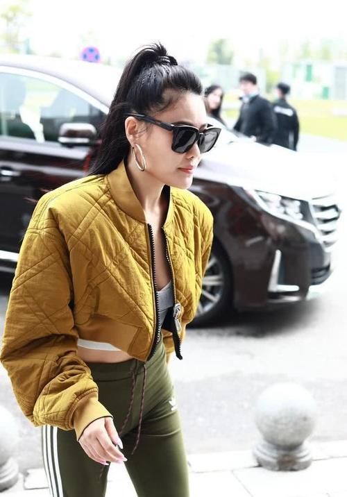  『前卫』袁娅维穿搭太前卫，下穿leggings秀美腿，上身却像小巨人