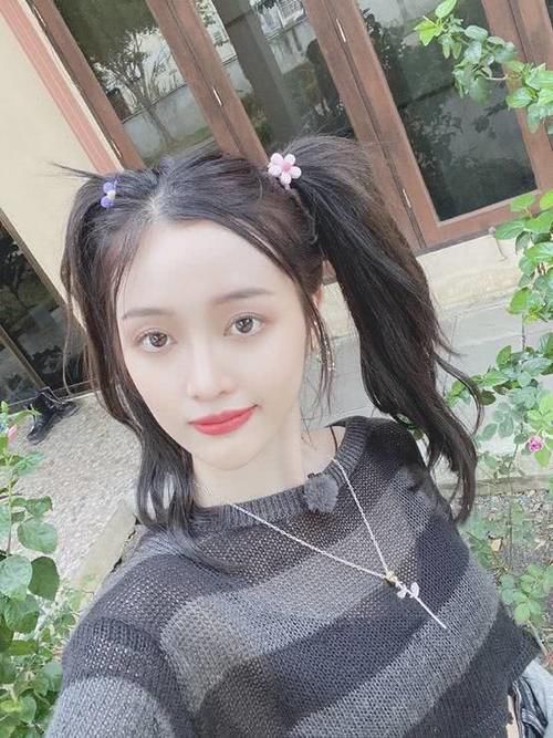  「会让人觉得比较」吴宣仪真是少女感十足！穿紫色衬衫搭配百褶裙，看上去学院风满满
