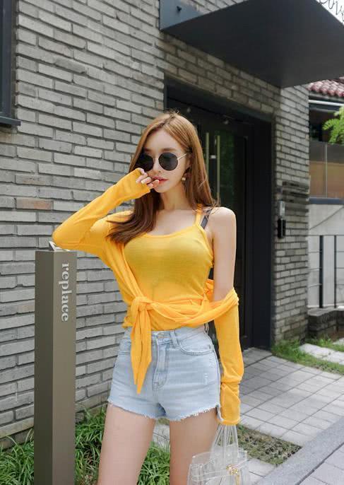 街拍：明眸皓齿白的小姐姐，穿着干净清爽潮流！