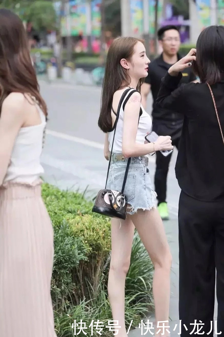 选择|时尚穿搭:苗条身材穿搭牛仔短裤,穿出清凉