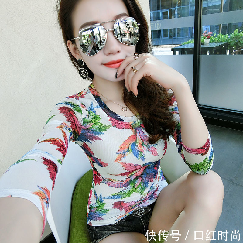 性感小姐姐身穿紧身T恤！尽显完美好身姿！