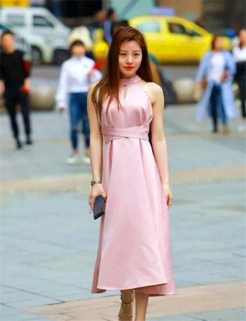  针织衫：街拍：肤白貌美的小美女，身穿时尚的热裤紫色的针织衫，可爱清新唯美动人