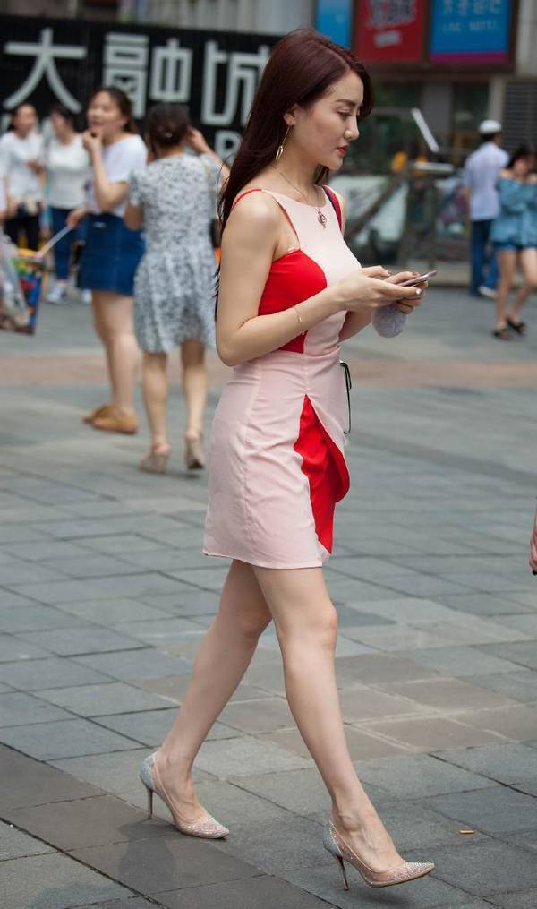 小姐姐粉色的紧身衣与黑色的皮裙，优雅又大方！