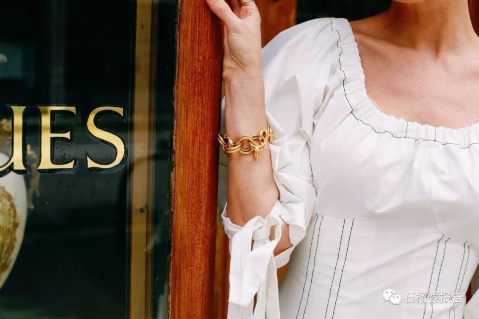 最近流行穿milkmaid上衣，甜美性感合二为一