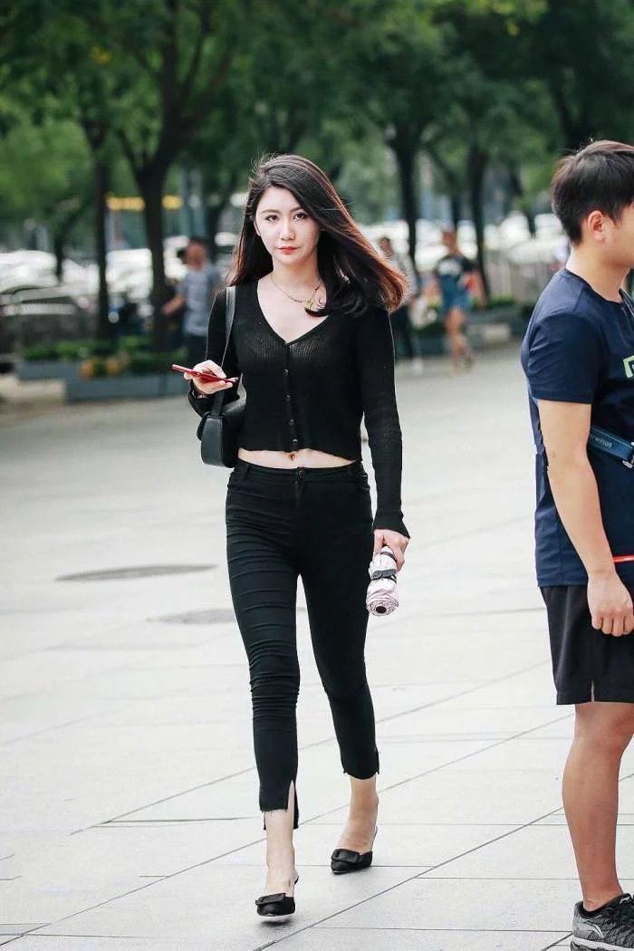 微胖的小姐姐黑色紧身裤,时尚的穿衣搭配,典雅高贵的气质让人羡