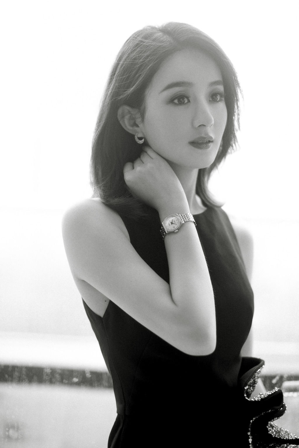 颖宝出席某品牌活动，身穿紧身黑色鱼尾小礼服，短发披肩优雅迷人