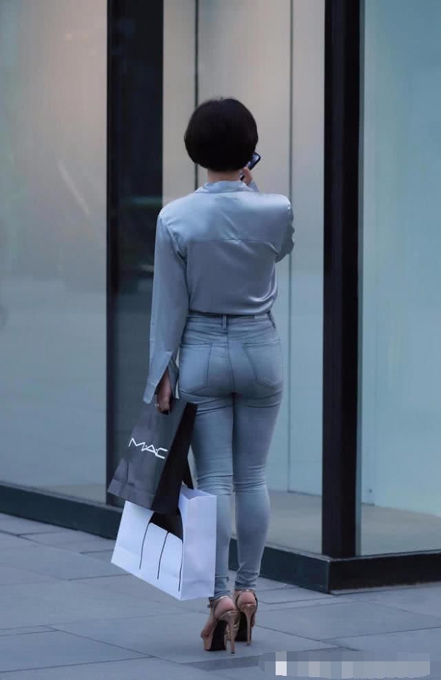 淡颜色的修身牛仔裤搭配，微胖女人的背面效果为什么会更好?