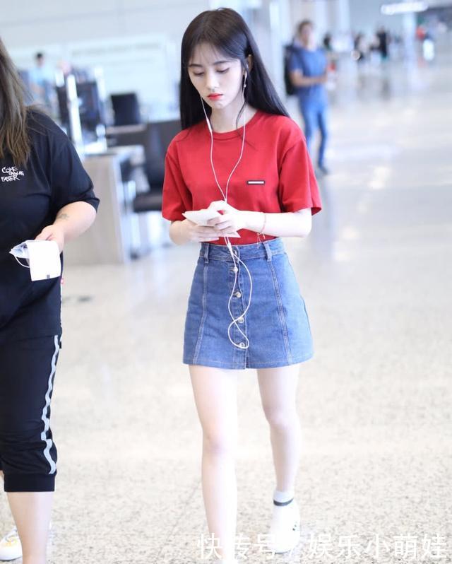 鞠婧祎杨幂王鸥同穿紧身牛仔短裤，网友：谁美谁丑差距一目了然