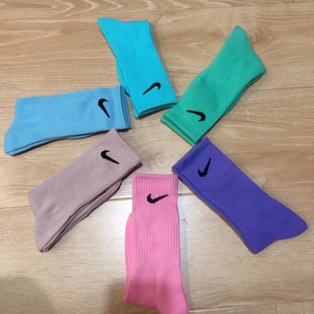  [时髦]没想到袜子也能穿得这么时髦！