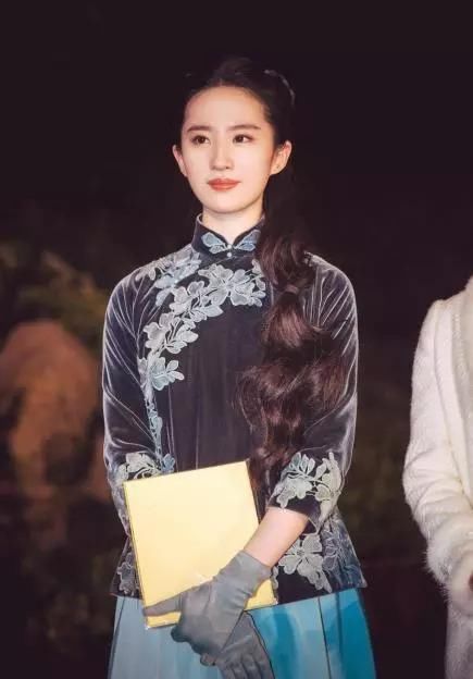 6日时尚热点：刘亦菲鹅蛋脸配旗袍，这腰身没谁了，网友：到底是