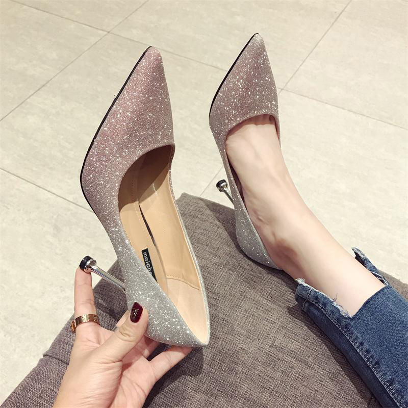 经典的细高跟鞋，让你走到哪里都能够把控全场，打造足尖上的初秋