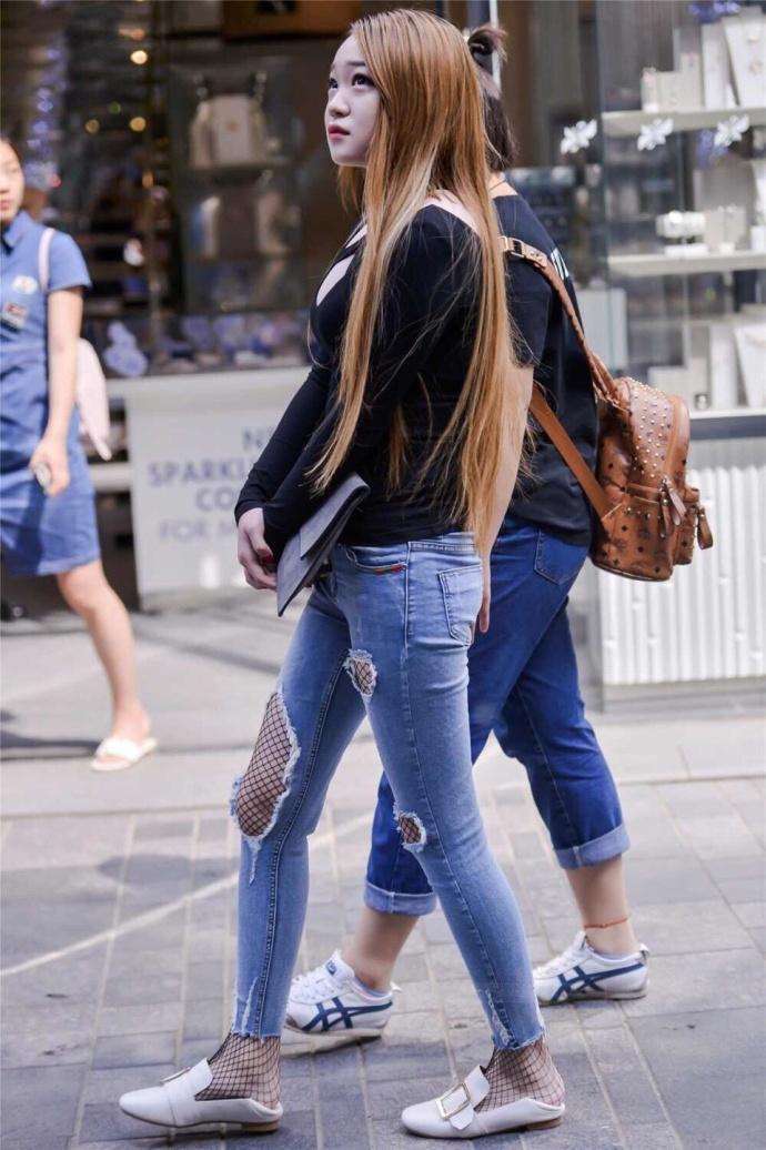 夏季里姑娘们要寻找一件适合自己的衣服，展示自己美丽身材