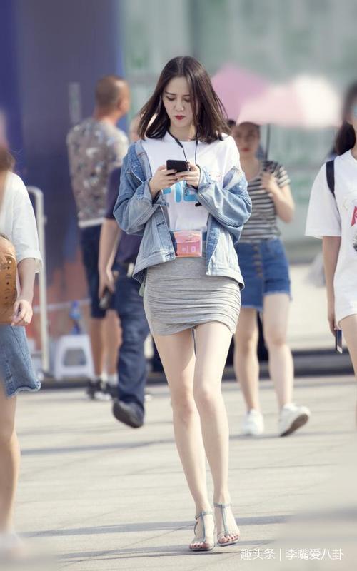 路人街拍，长得漂亮的小姐姐都很会穿搭，吸引着路人的目光！