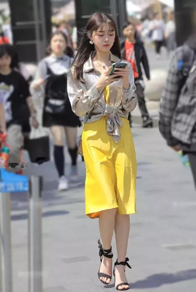 「辣妈」街拍时尚辣妈短裤搭配灰色T恤,真漂亮