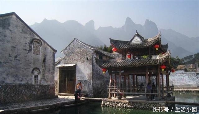 这个村庄堪称中国版吴哥窟,已经荒废二十年,如今已被植物吞噬