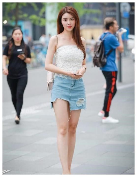 街拍：图三不愧是时尚达人，只能穿在家里的“睡衣”，她逛街穿！