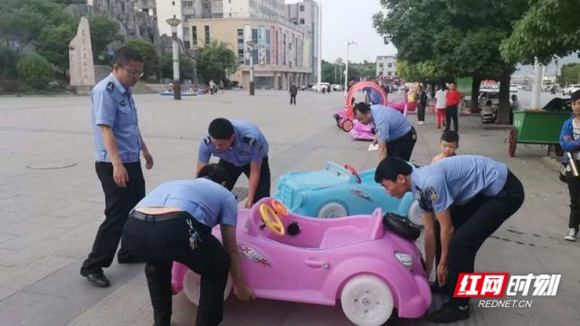 [副驾驶]过分！女子开玩具汽车上路闯红灯，“副驾驶”还坐着孩子