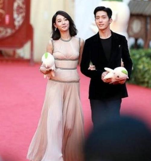 这长裙也就白百合敢穿吧，风一吹就跟没穿一样，一秒变“水桶腰”