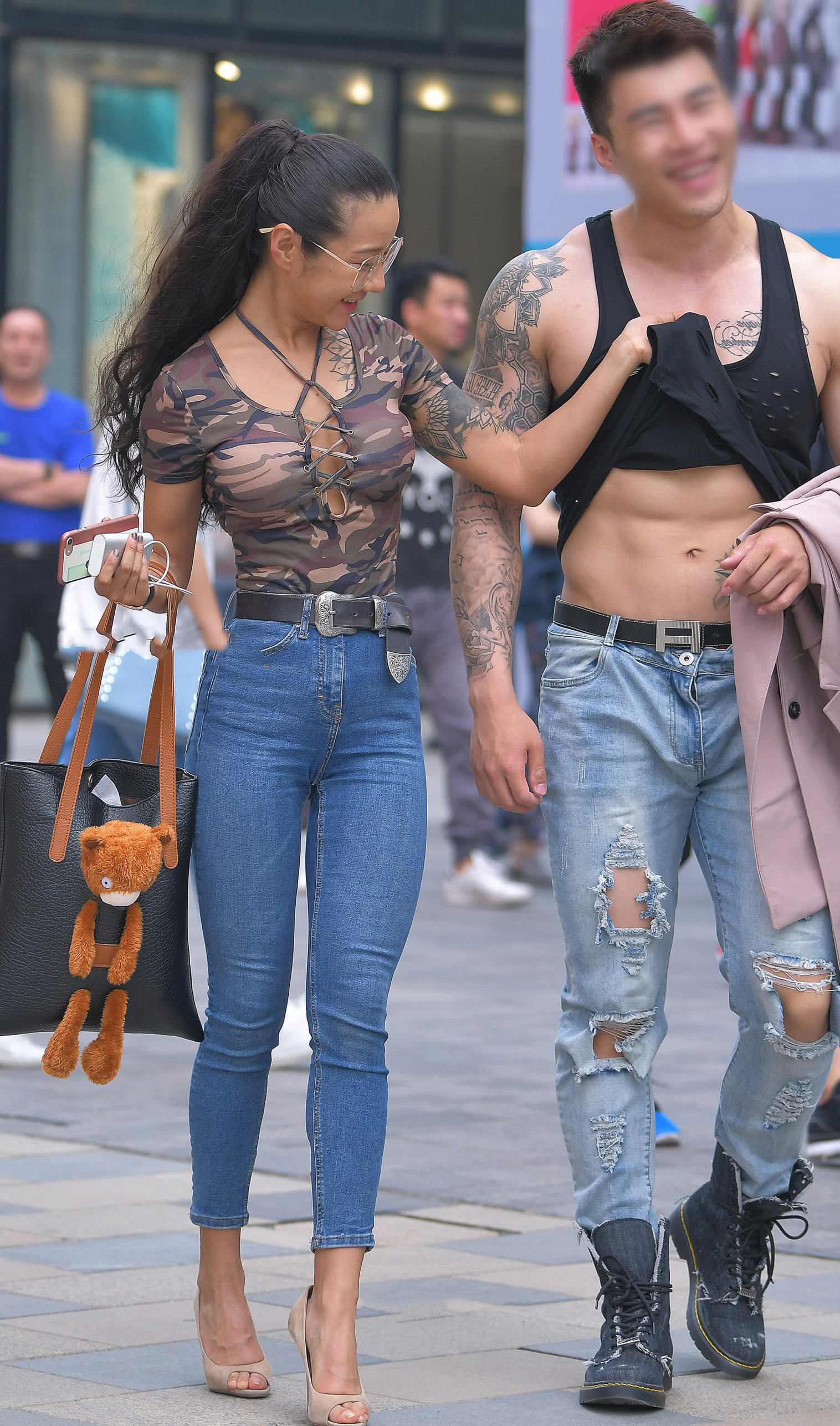 气质小姐姐紧身裤勾勒出丰腴翘臀，丰硕美腿，一看就经常锻炼