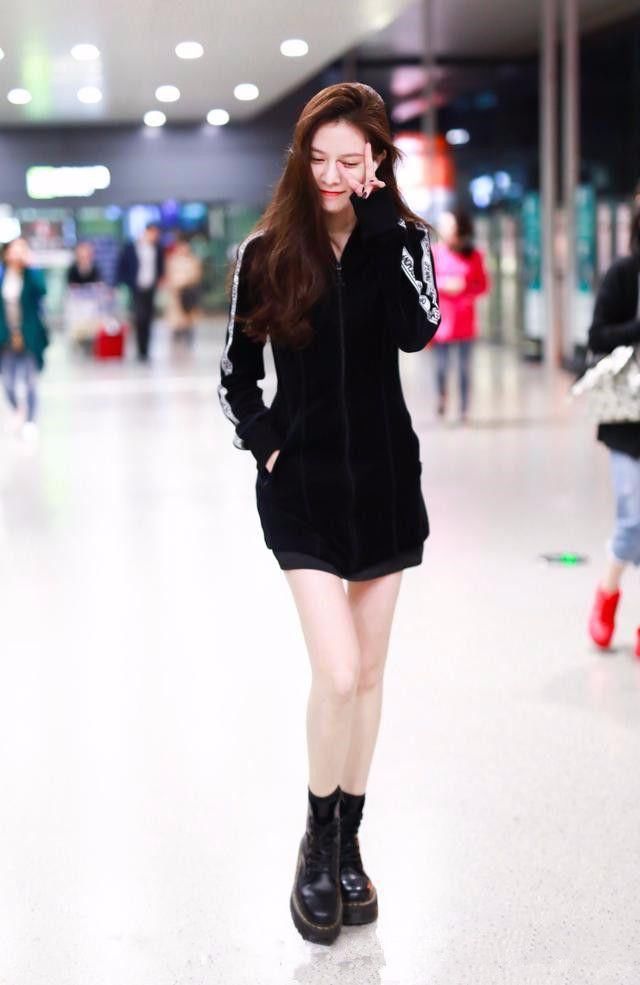 宋妍霏的腿到底多细啊?穿这么瘦的裤子都是空荡荡的!