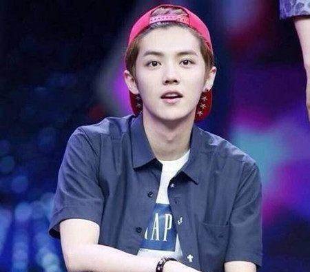 40岁黄晓明机场街拍装嫩，陈伟霆鹿晗最爱的破洞牛仔裤你真敢穿呀