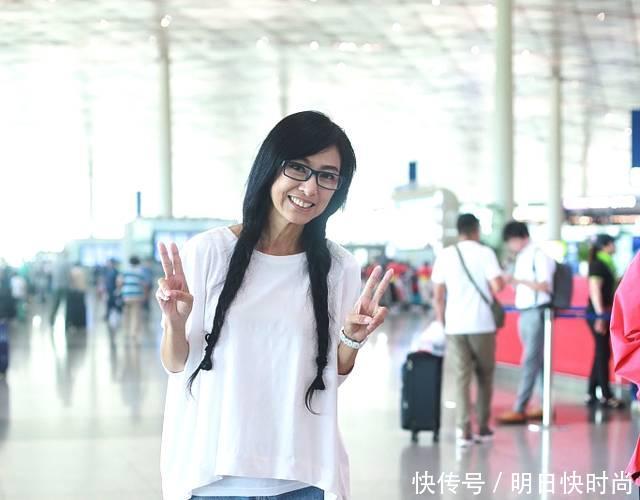 这个香港女星比赵雅芝都厉害啊，62岁的年龄看上去像高中生一样