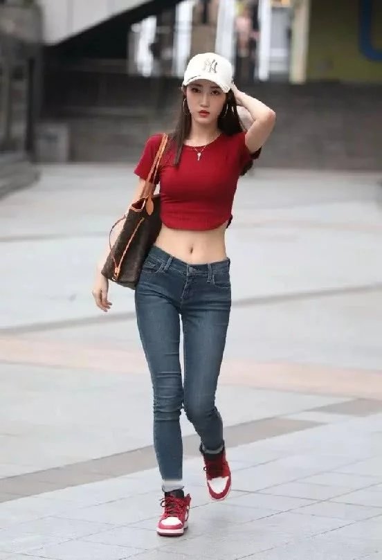 街头偶遇气质小女神，红色紧身T搭配蓝色牛仔裤秀出火辣身材，宅