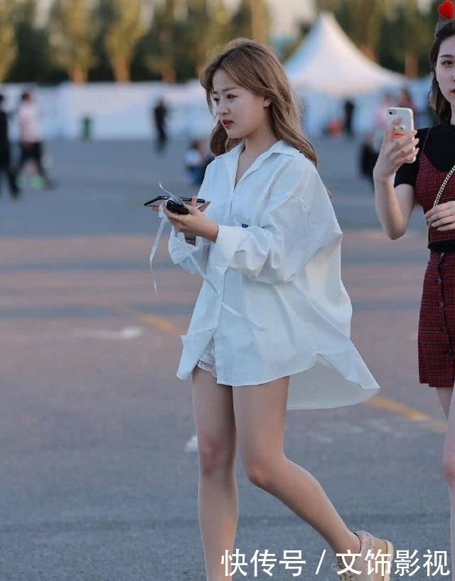 「感觉」选择休闲又时尚的穿搭,让自己的造型显得潇洒又随性