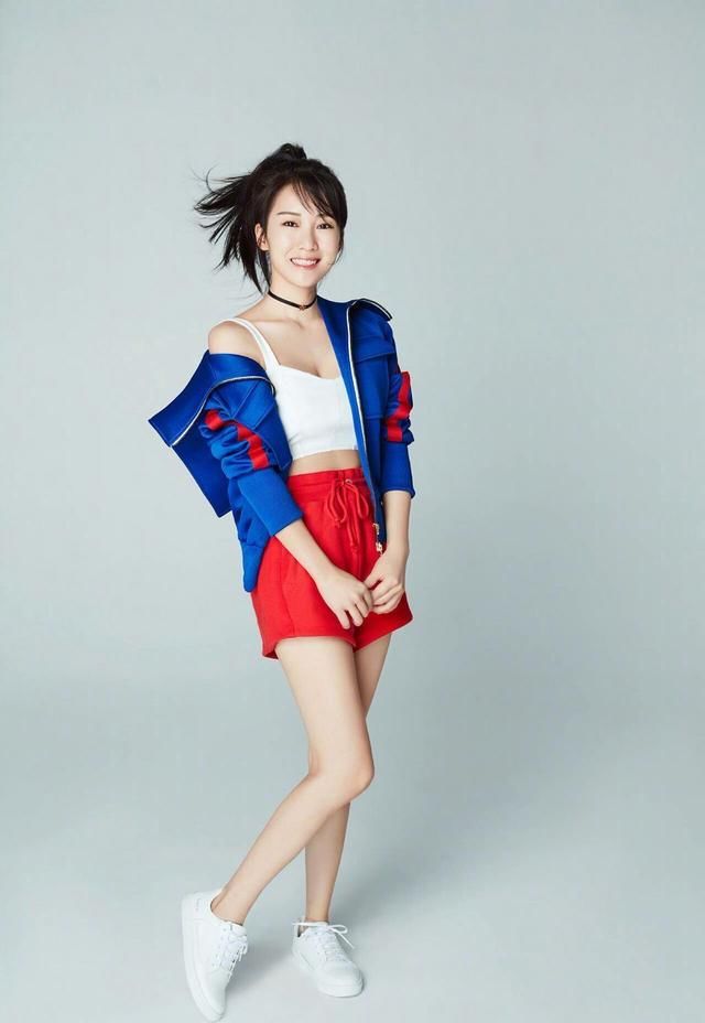 李念真是敢穿，衣服全靠右边的袖子撑住，网友:真怕你衣服掉下来