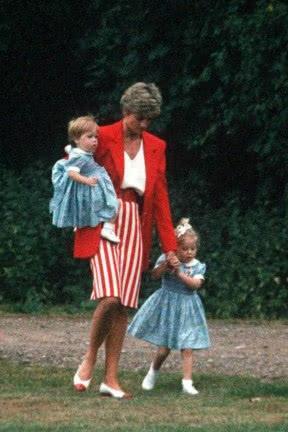 带货女王夏洛特穿的这些小花裙,简洁又时尚,凯特王妃选择它是有