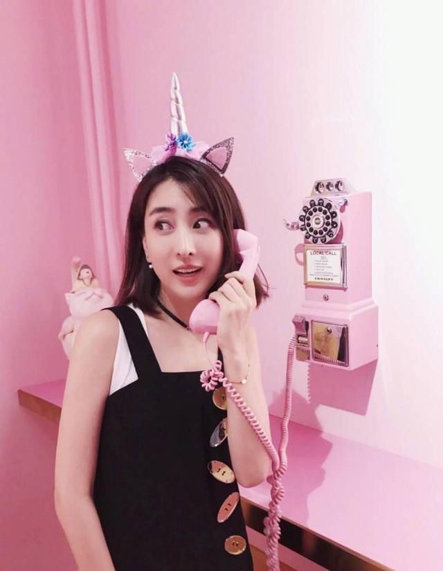 黑色连衣裙现在不流行？别逗了，马苏穿起来各种美