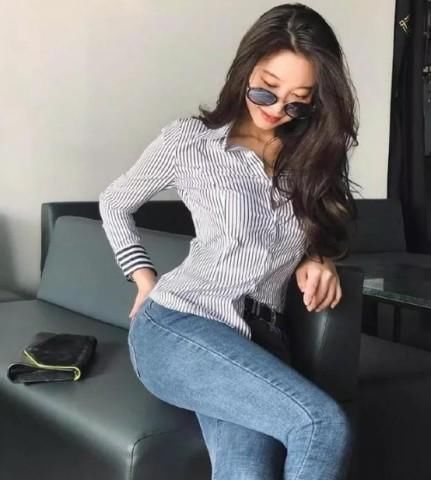 简单时尚的牛仔裤搭配，更能显出女人独特的美丽！