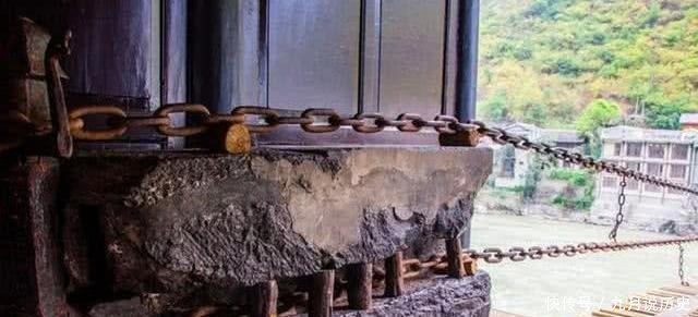  「铁链」泸定桥13根铁链重达40吨，在工业技术不发达的古代，如