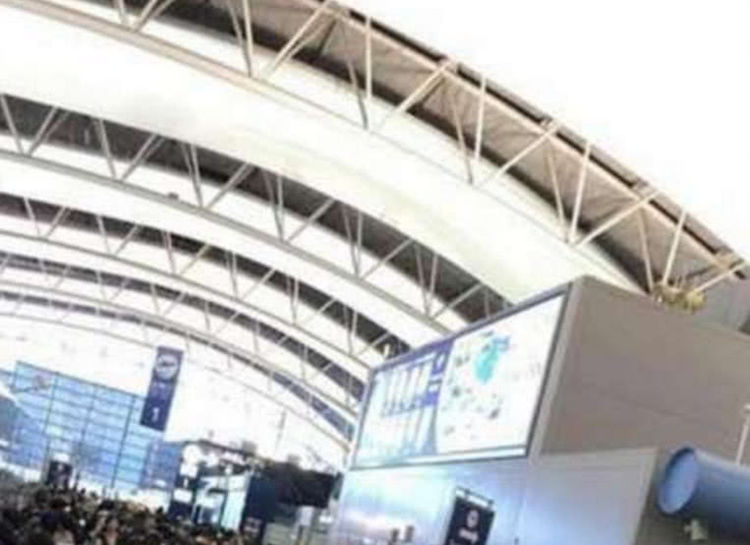 妈妈带女儿在机场假装孕妇，优先通行，发文在网上炫耀！