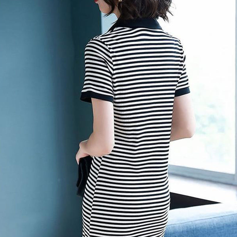 年过40的你偶尔装嫩一下，多穿这样的连衣裙配高跟鞋焕发女人味