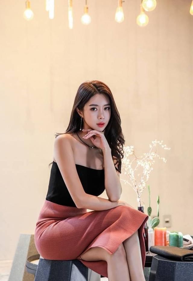  凹凸有致■成熟妩媚的小姐姐，时尚穿搭抹胸紧身裙，尽显高挑女神气息