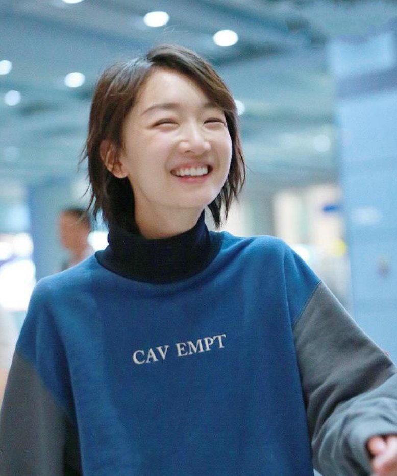 周冬雨拔智齿脸肿