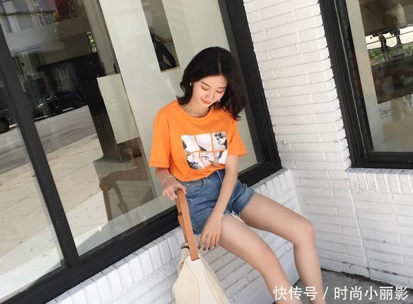 舒适时髦的牛仔裤美女，摇曳身姿，忍不住多看一眼