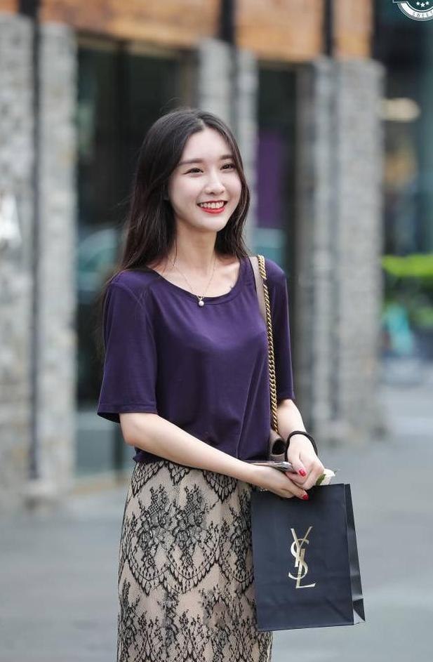 街拍：小姐姐薄纱长裙，肉丝袜马上GET什么叫大长腿