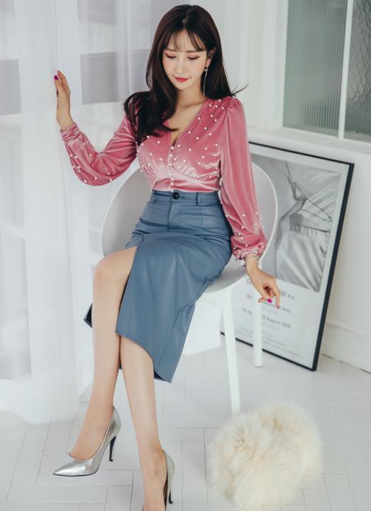  蓝色|李妍静，一件红色上衣配蓝色高腰半身裙