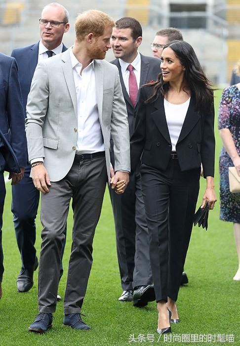 哈里王子与妻子现身伦敦！梅根穿脏粉连衣裙很时尚，但是很显黑！