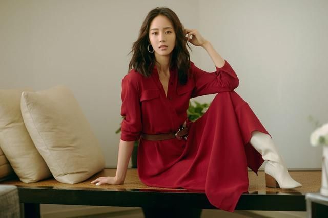 张钧宁一反常态走性感风，深V蕾丝裙配上自带的高贵气质十分抢眼